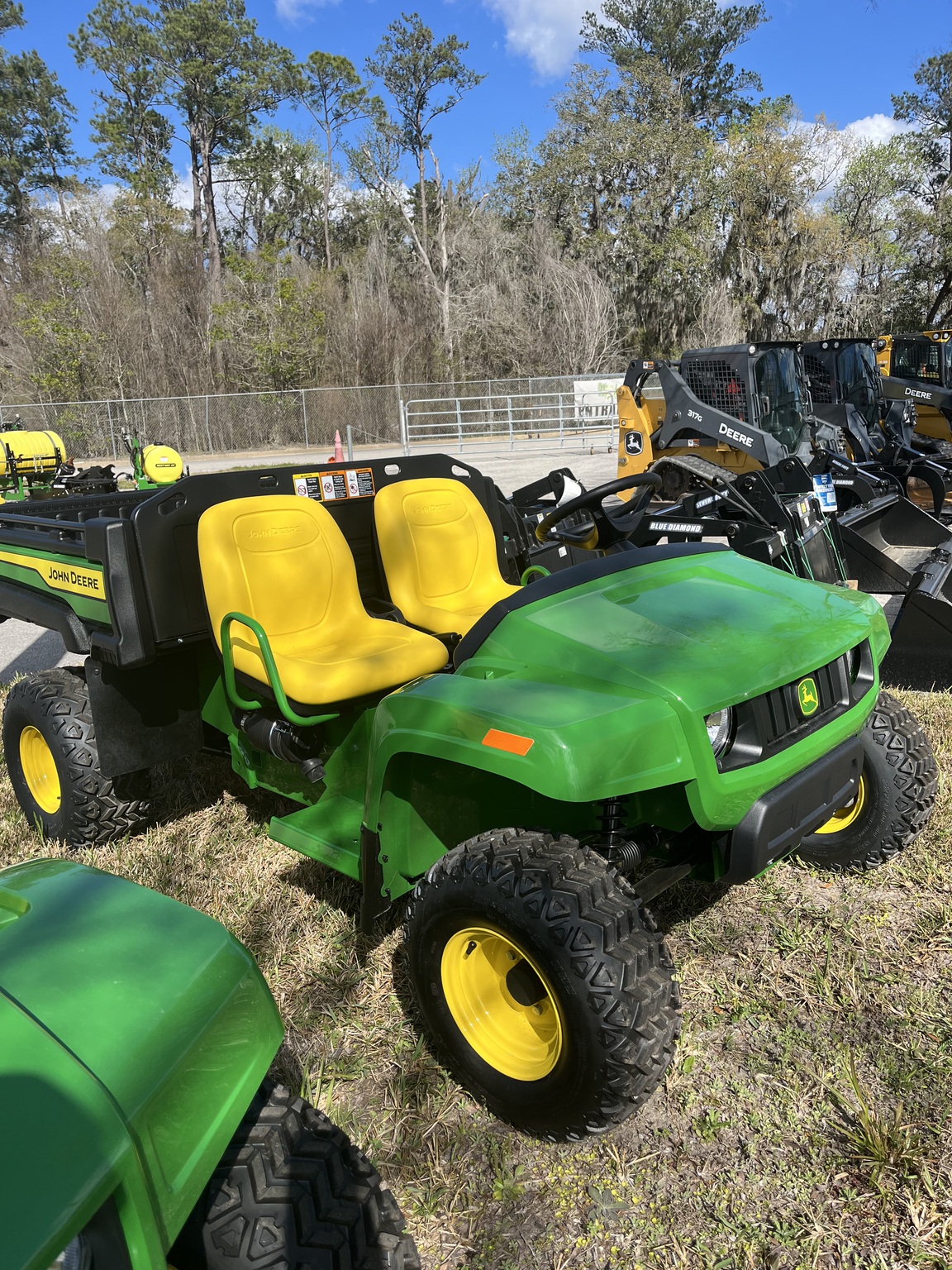 John Deere 4X2 GATOR Image 2