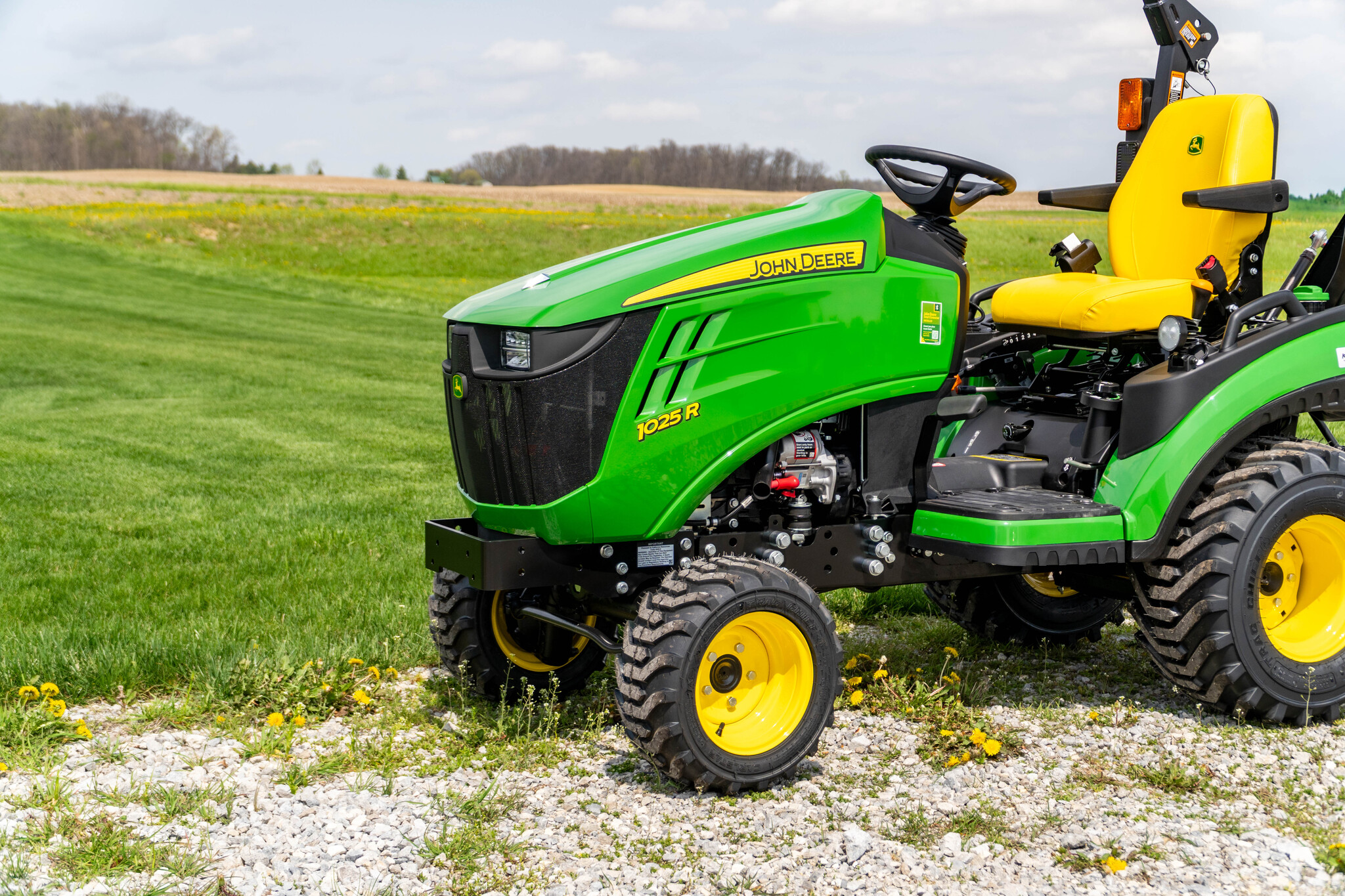 New In-Stock 2026 John Deere 1025R Compact Utility Tractors at Koenig Equipment in Germantown, OH - PhotoXL3