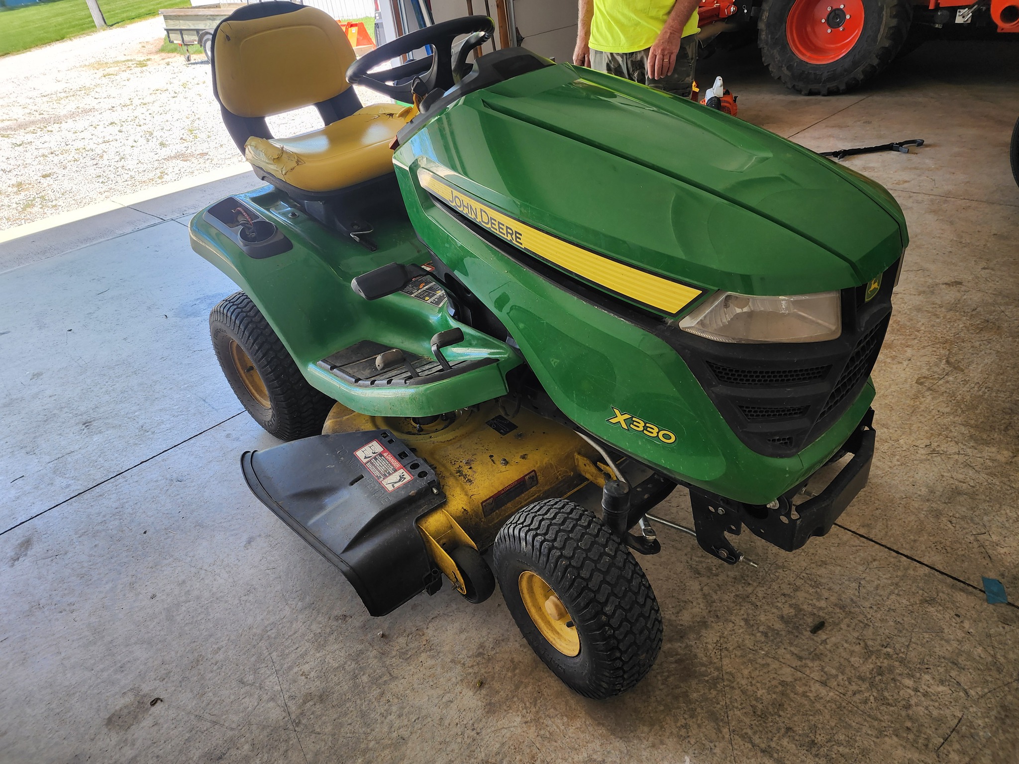 2017 John Deere X330 Image 3