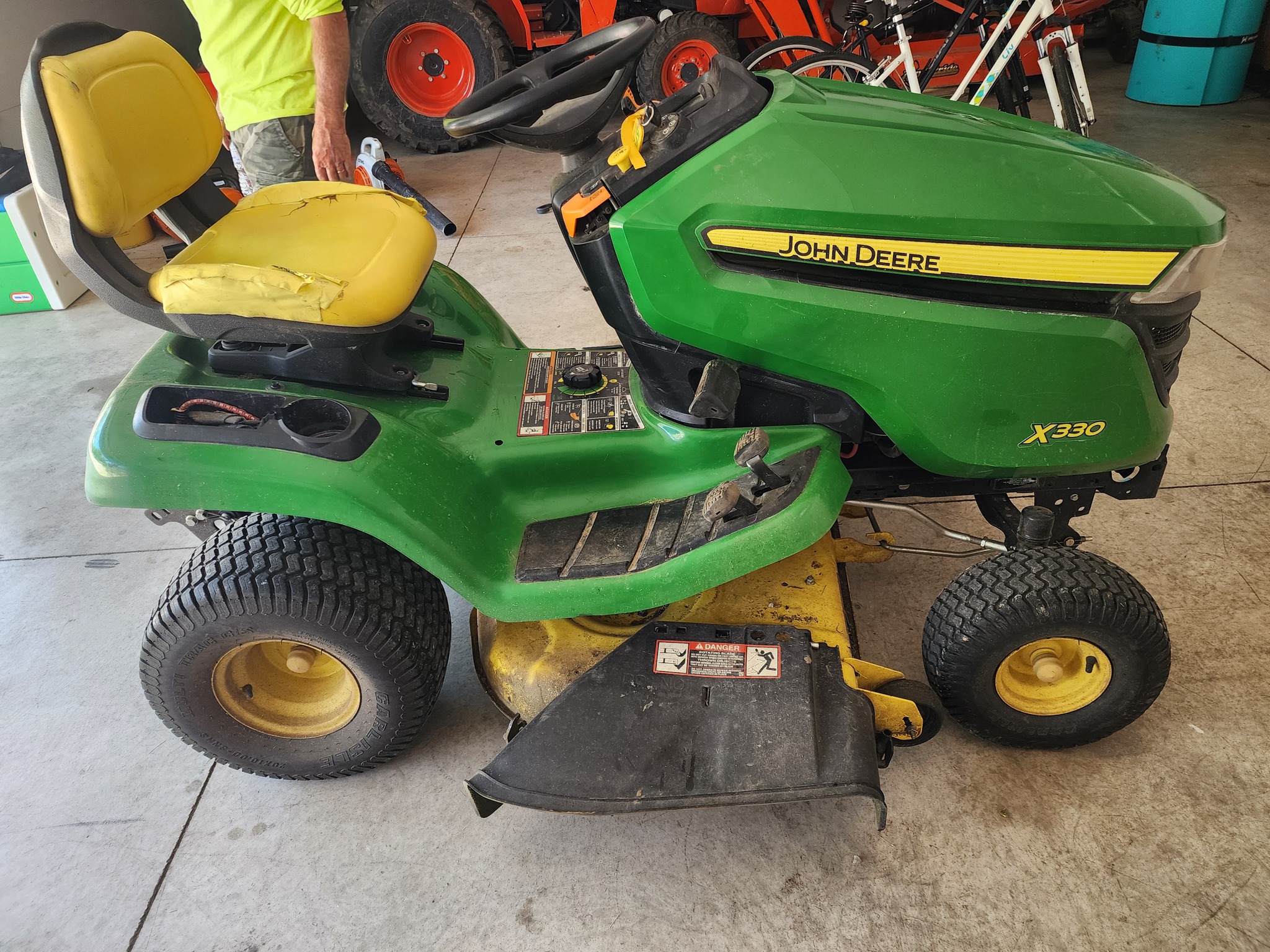 2017 John Deere X330 Image 4