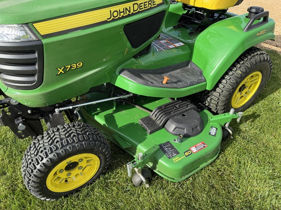 2024 John Deere X739 - Photo7
