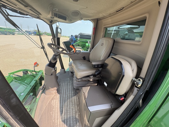 Used 2022 John Deere S780 Combines at Horizon Ag & Turf in Lloydminster, AB - Photo12