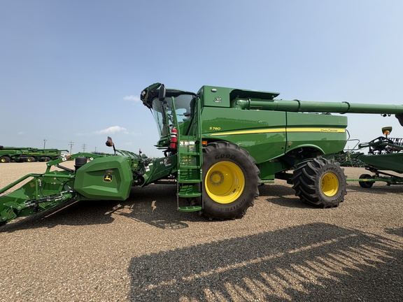 Used 2022 John Deere S780 Combines at Horizon Ag & Turf in Lloydminster, AB - Photo3