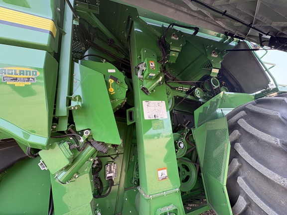 Used 2022 John Deere S780 Combines at Horizon Ag & Turf in Lloydminster, AB - Photo21
