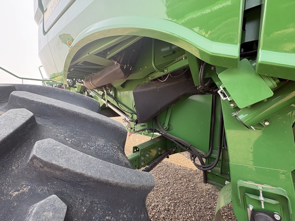 Used 2022 John Deere S780 Combines at Horizon Ag & Turf in Lloydminster, AB - Photo20