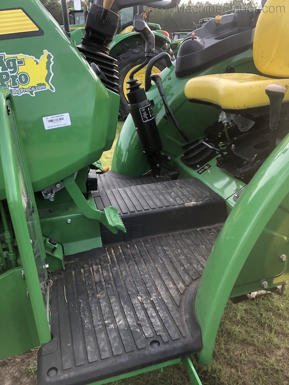 2018 John Deere 5055E Image 8