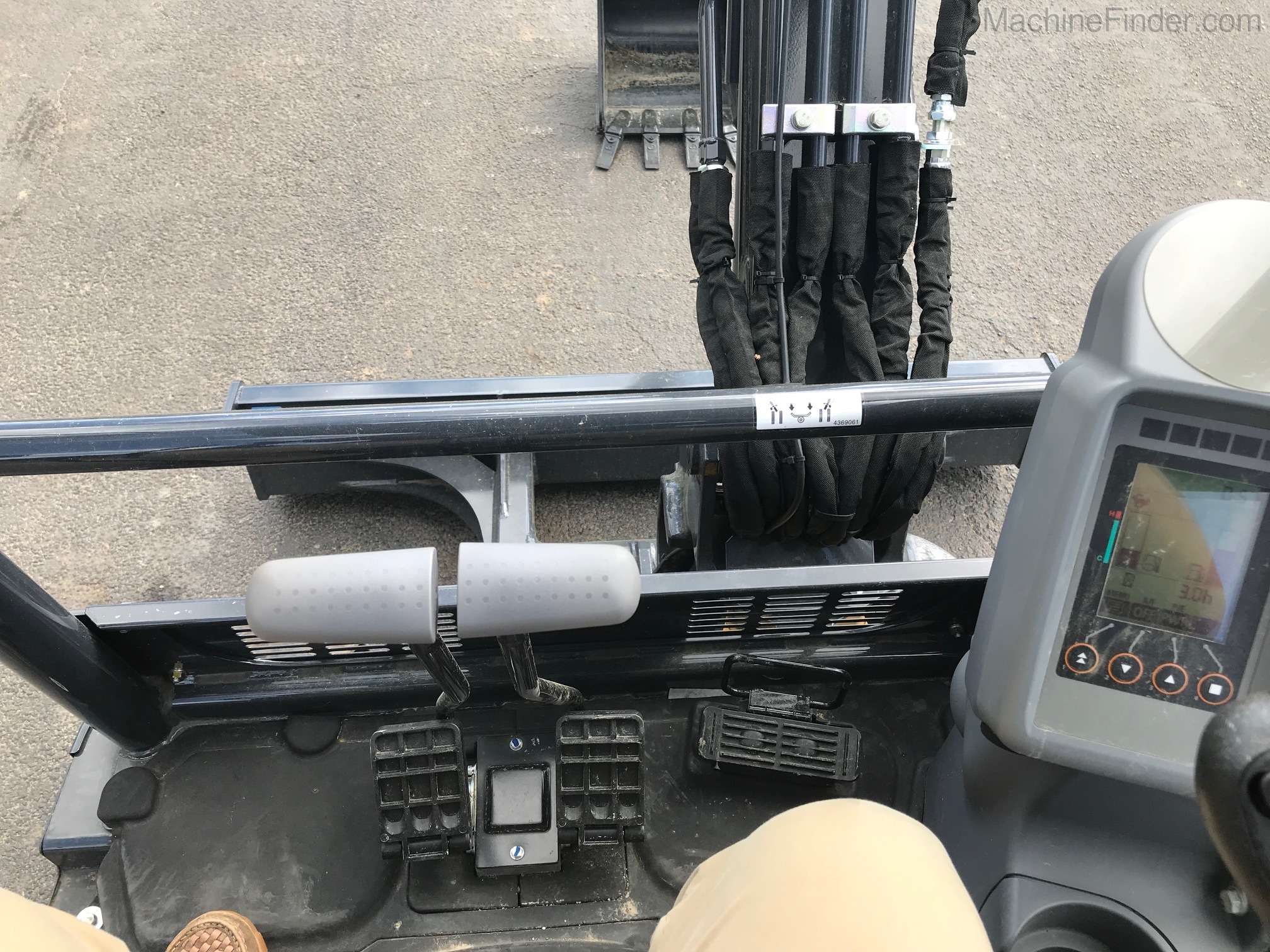 2021 John Deere 35G Image 12