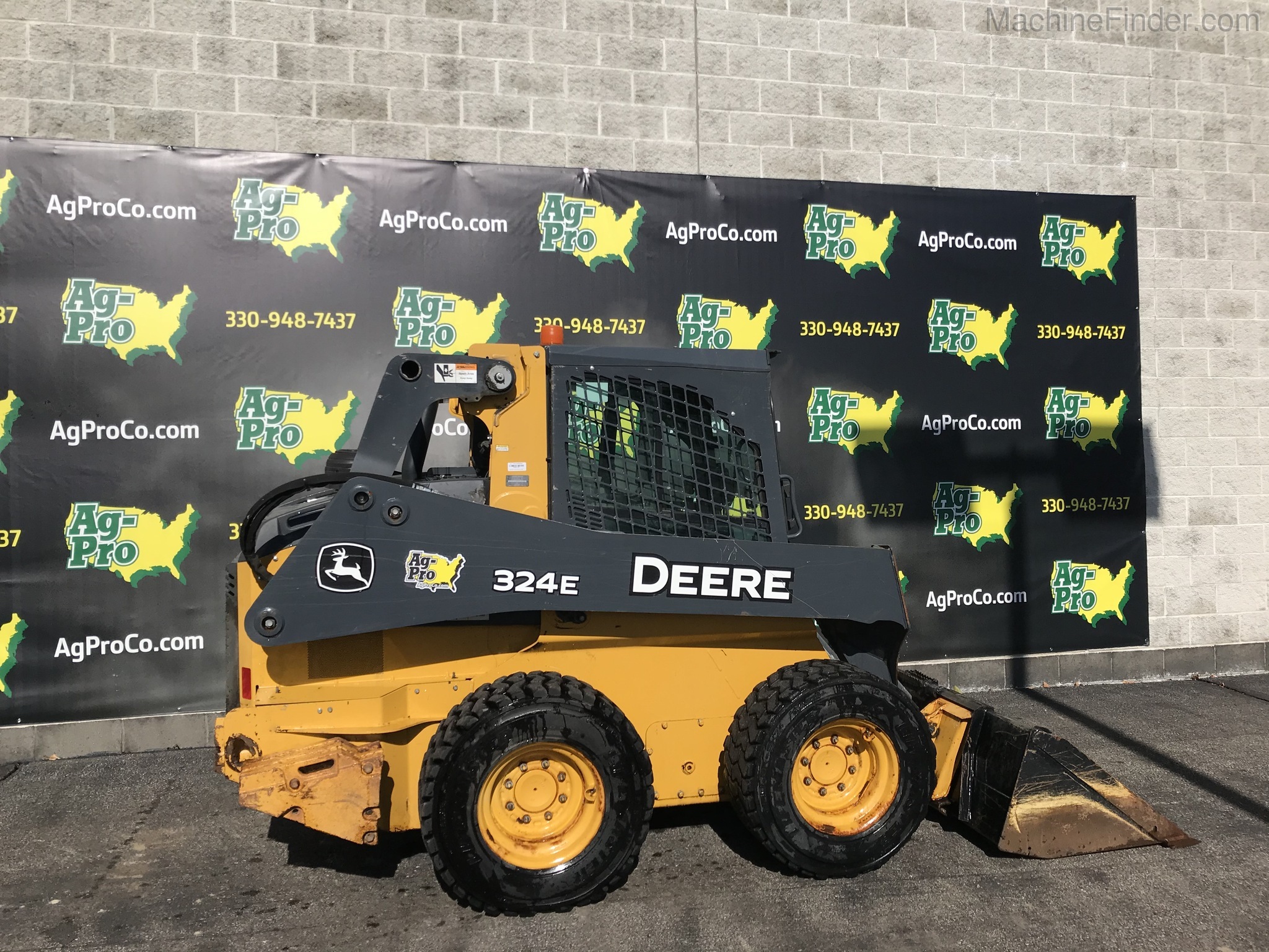 2017 John Deere 324E Image 3