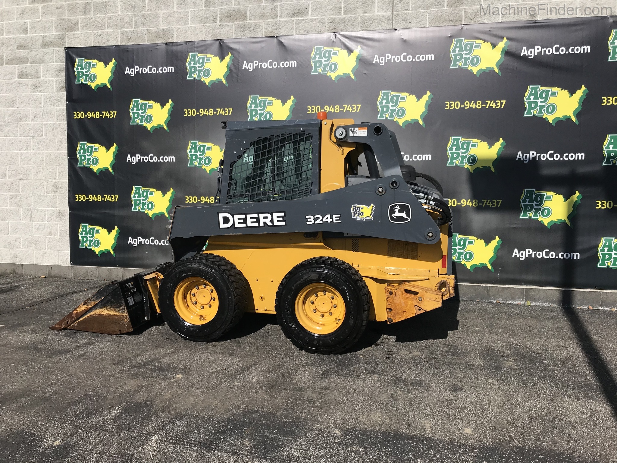 2017 John Deere 324E Image 2