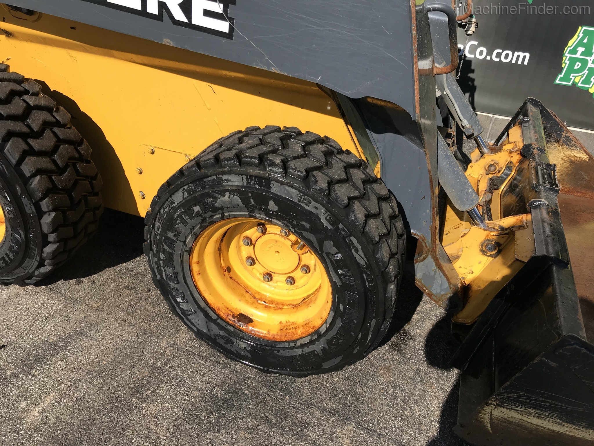 2017 John Deere 324E Image 6