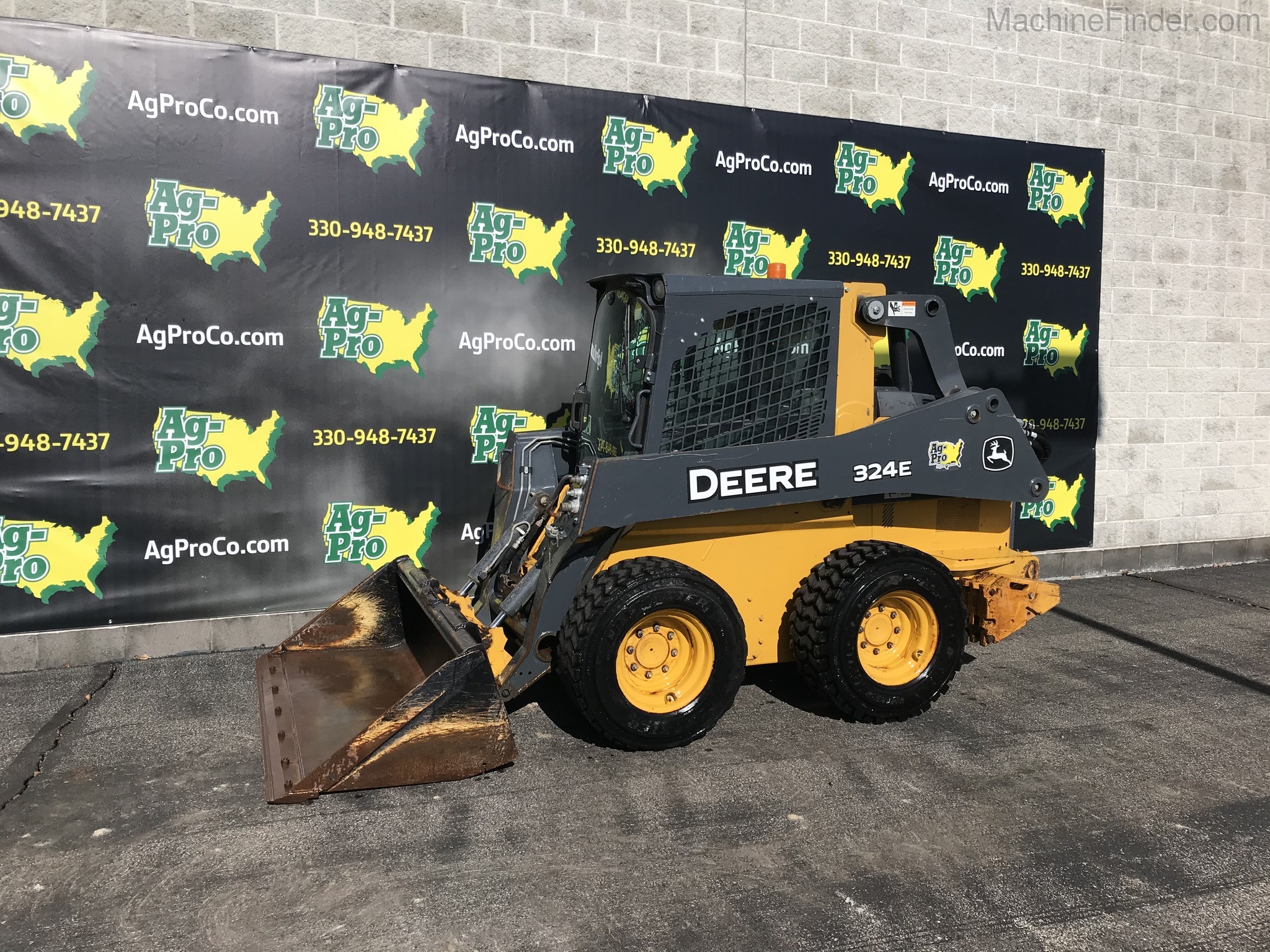 2017 John Deere 324E Image 1