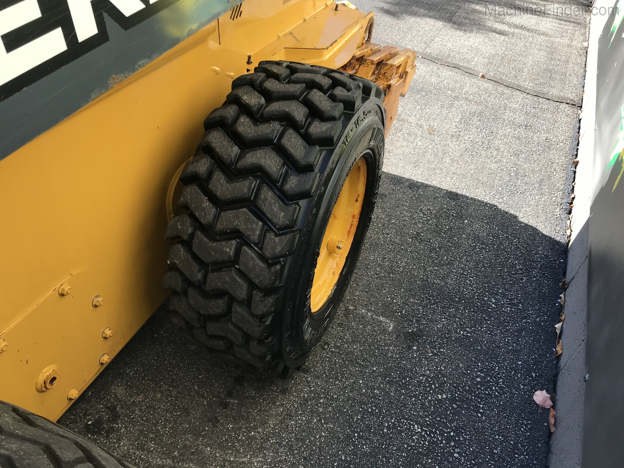 2017 John Deere 324E Image 10