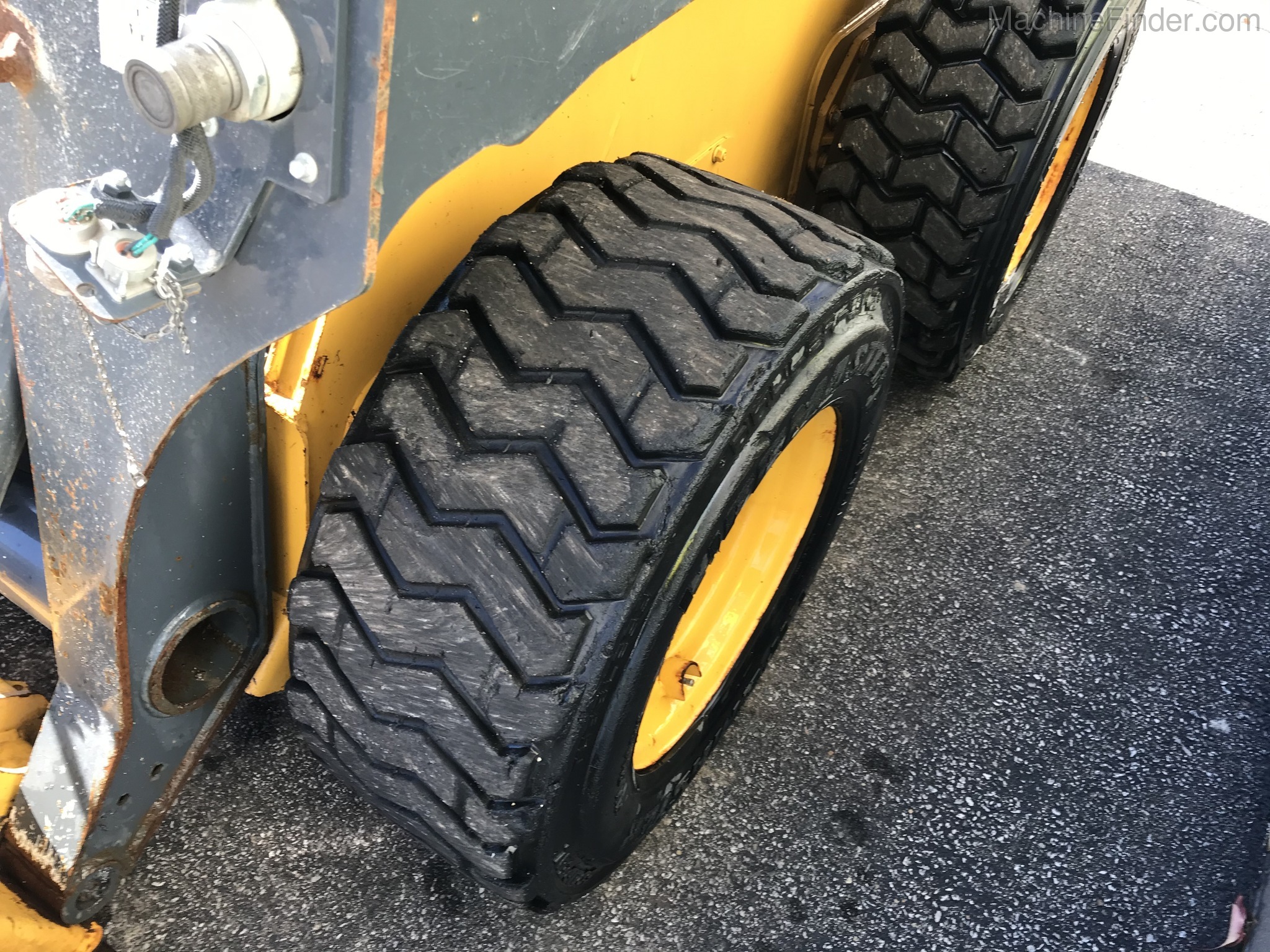 2017 John Deere 324E Image 11