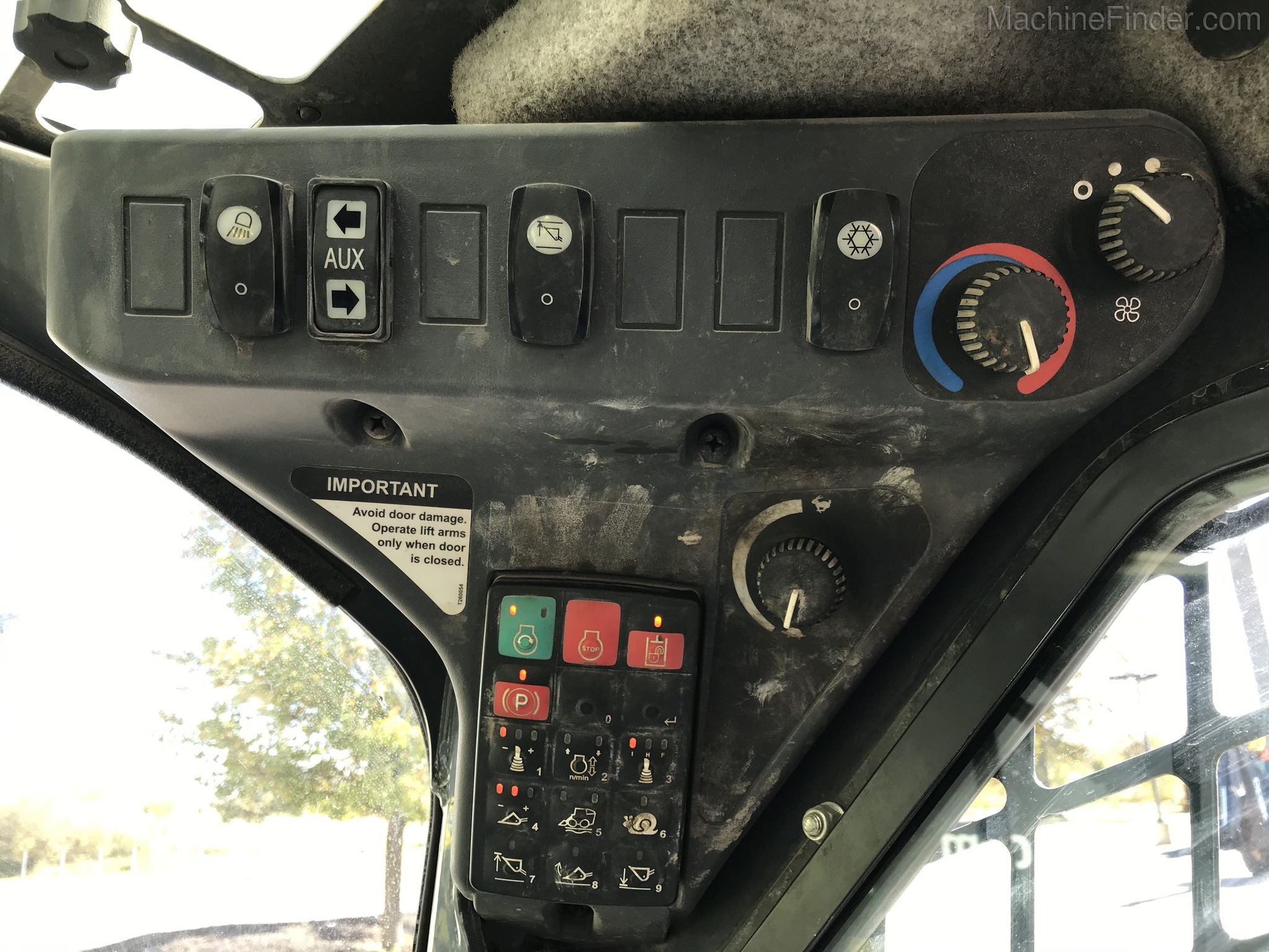 2017 John Deere 324E Image 14