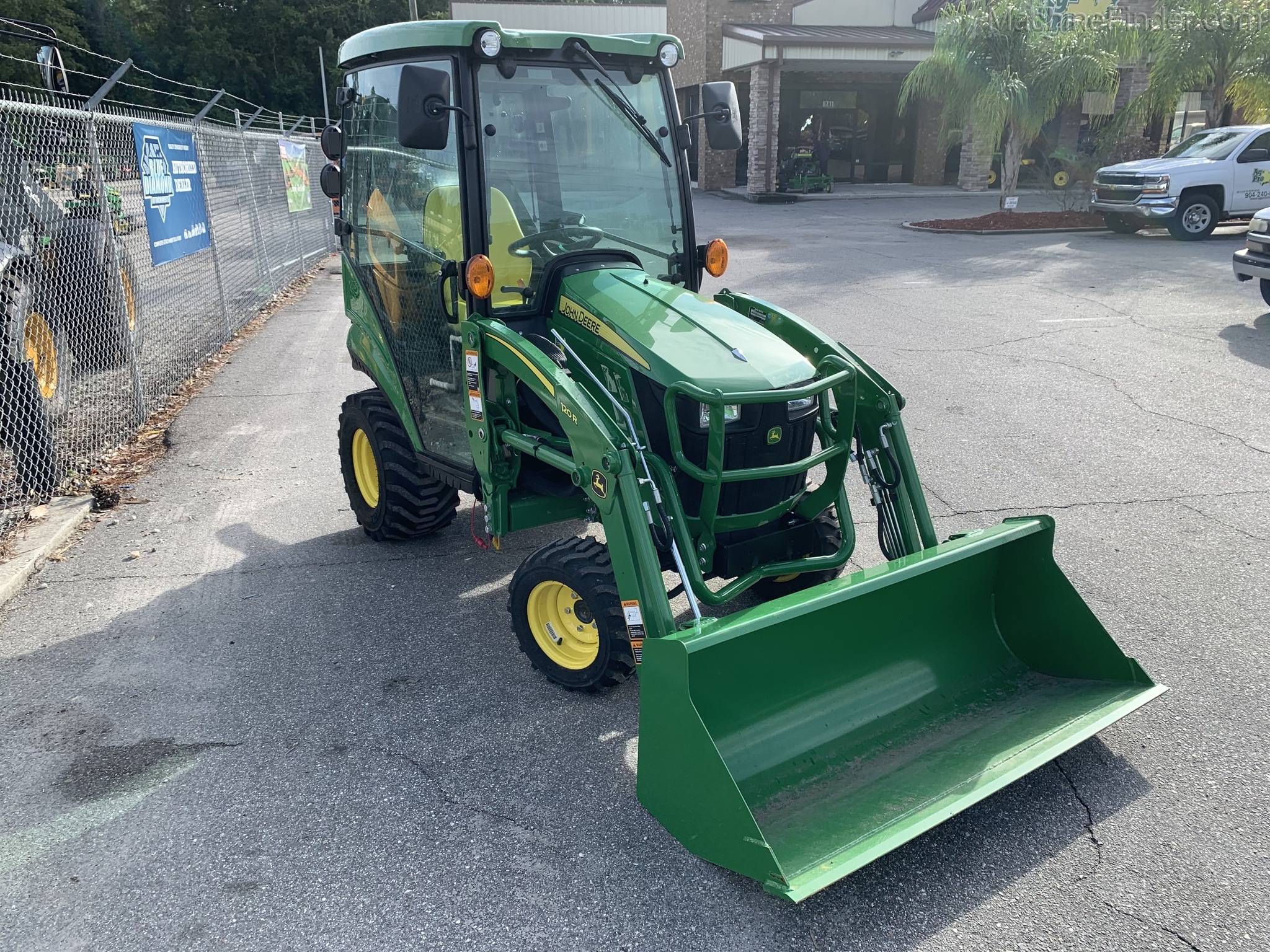 2020 John Deere 1025R Image 2