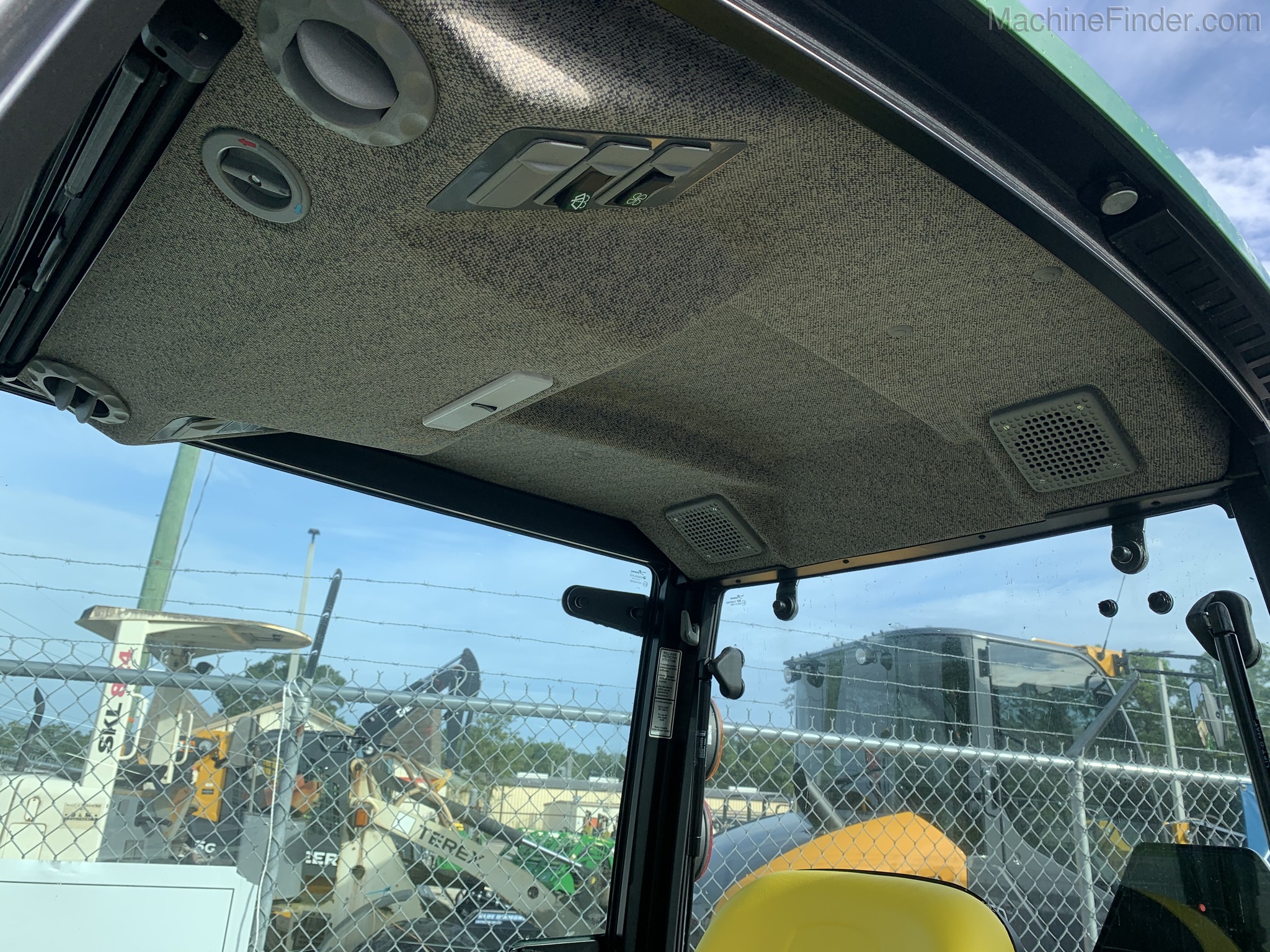 2020 John Deere 1025R Image 11