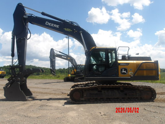 Photo of a 2022 John Deere 250GL