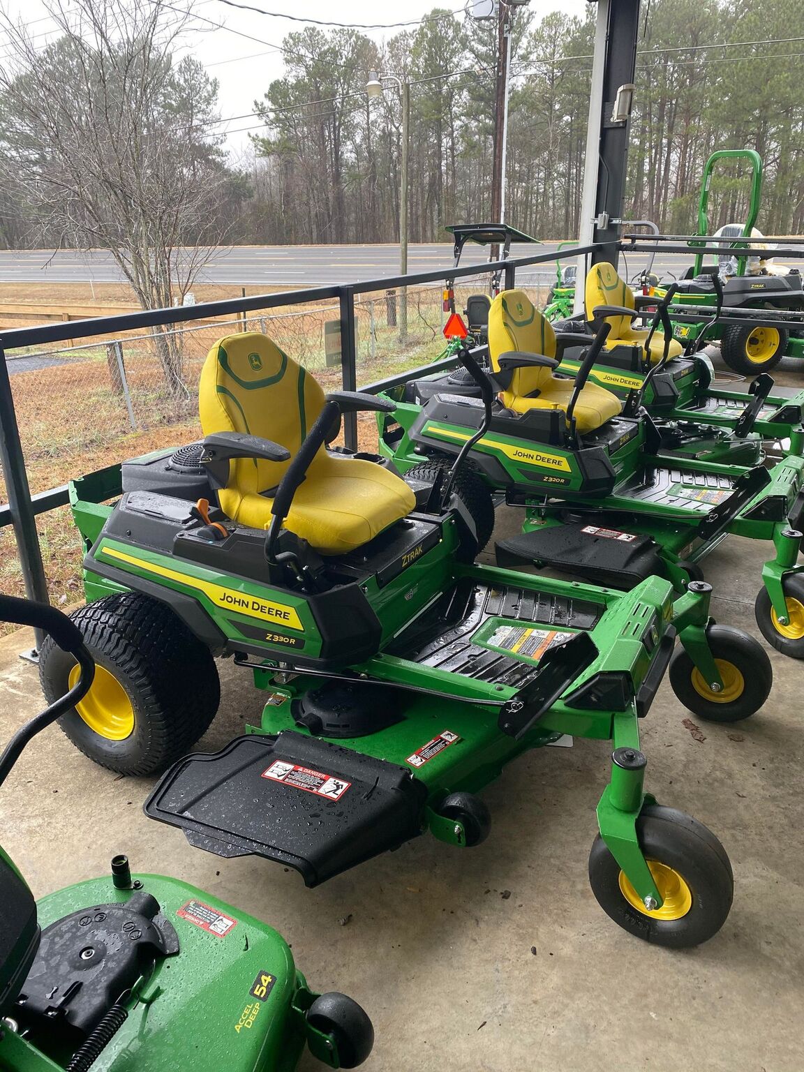 2025 John Deere Z330R Image 4