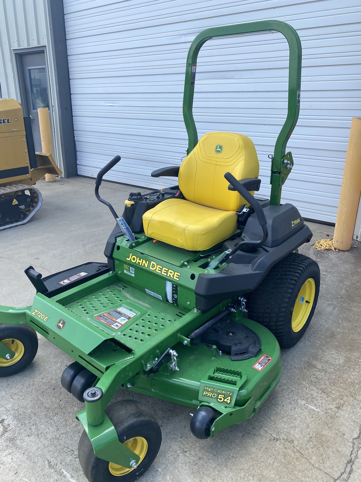 2025 John Deere Z720E Image 1