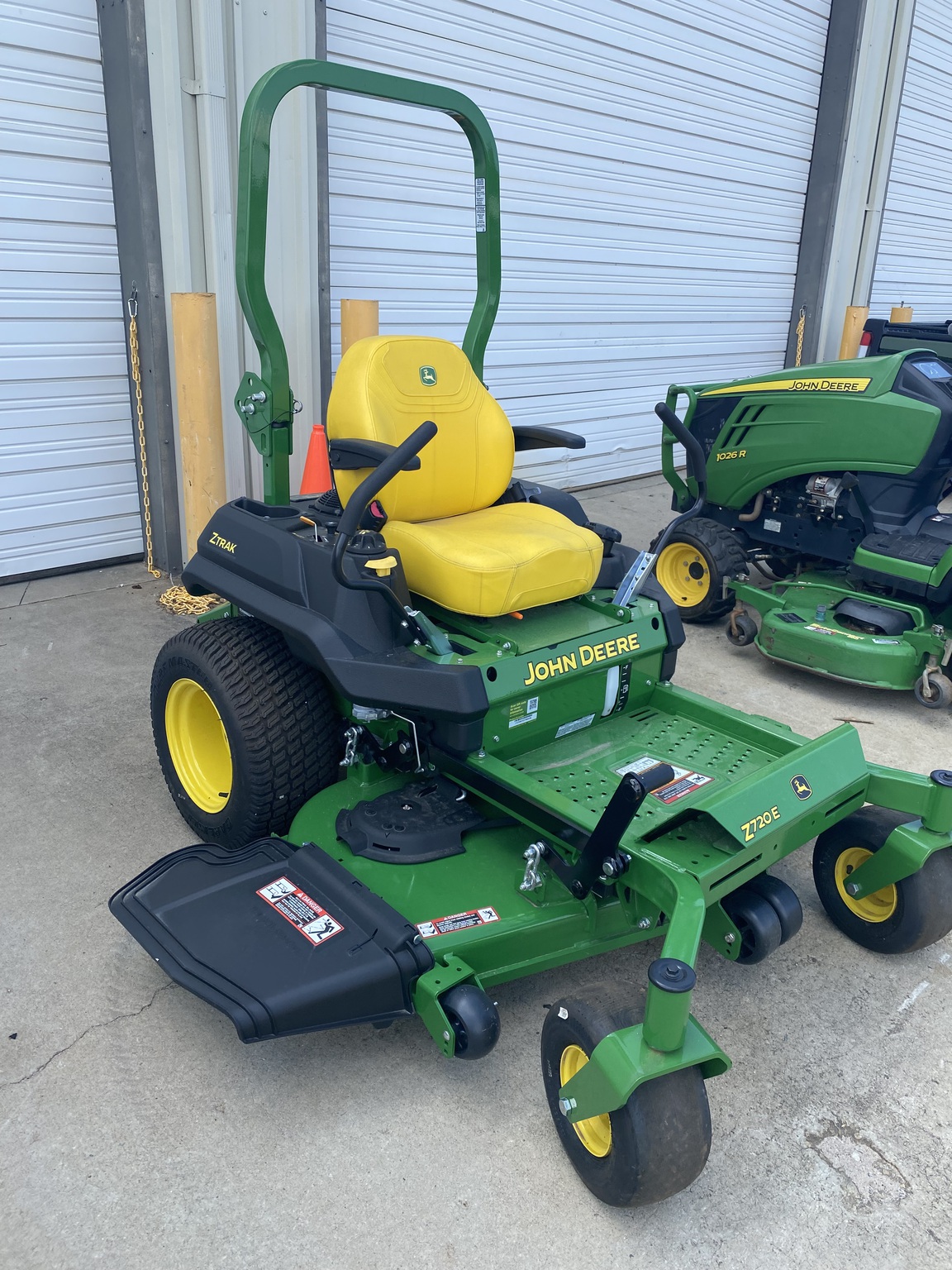 2025 John Deere Z720E Image 3