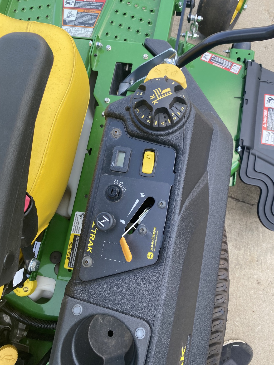2025 John Deere Z720E Image 5