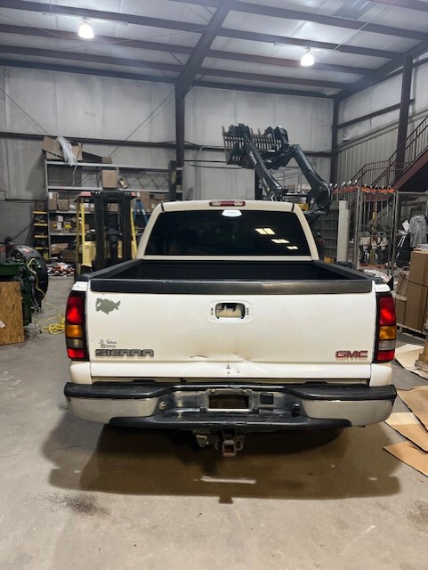 2005 GMC SIERRA Image 2