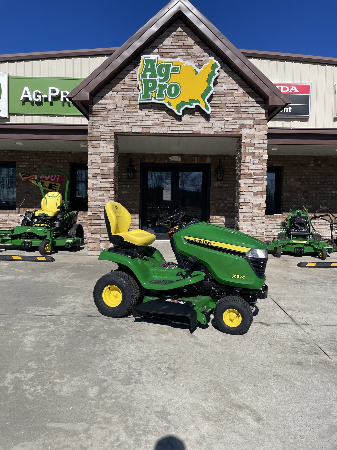 2025 John Deere X370 Image 1