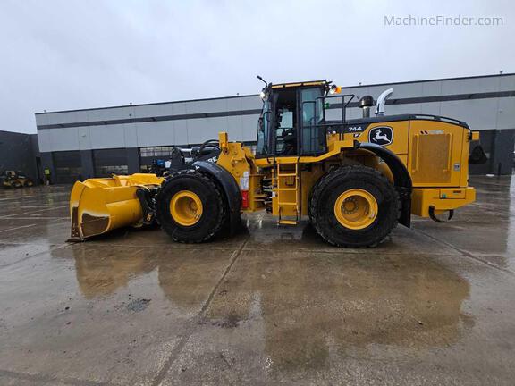 Bee 744 X-Tier | Wheel Loader | John Deere