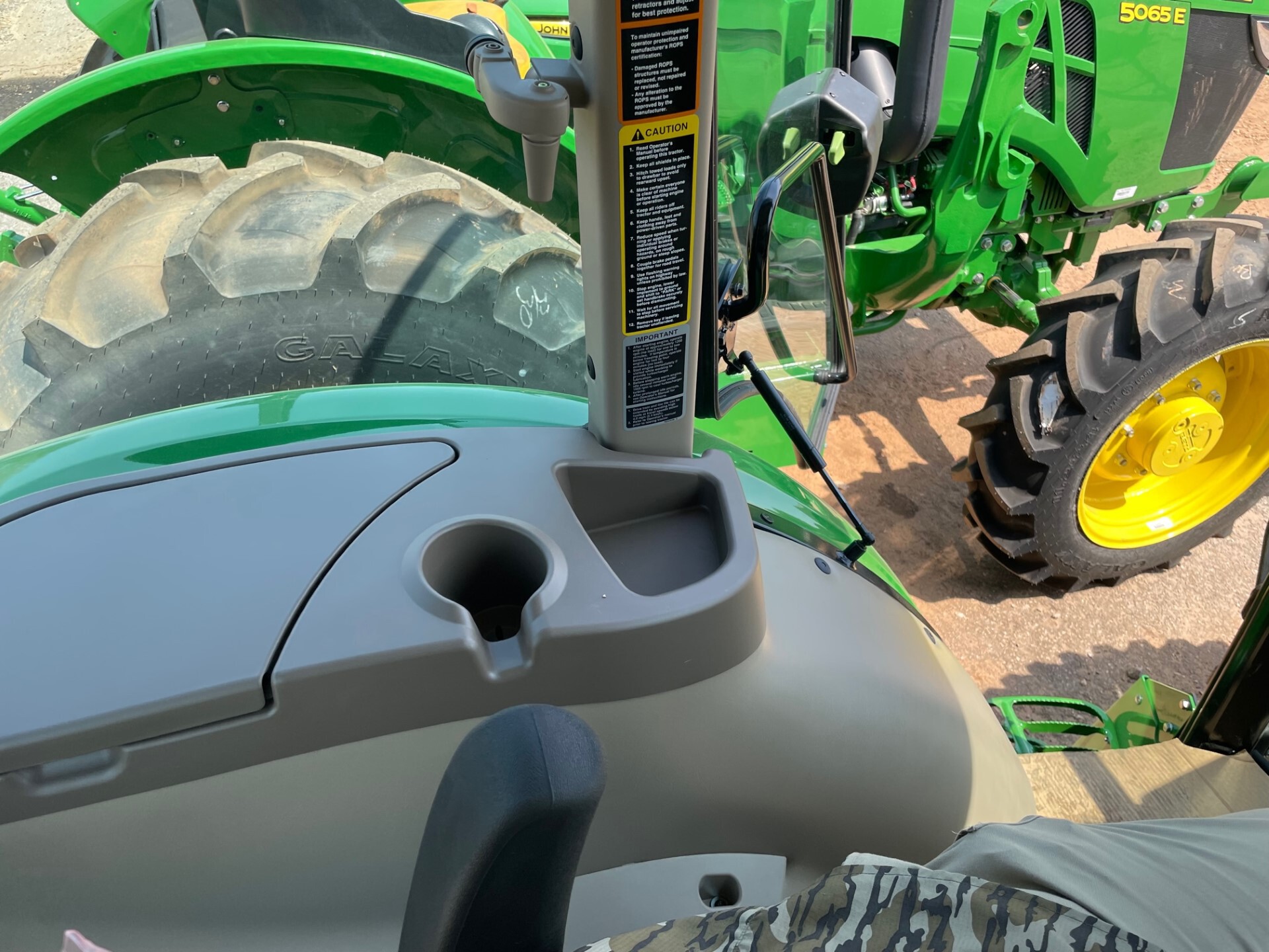 2024 John Deere 5067E Image 3