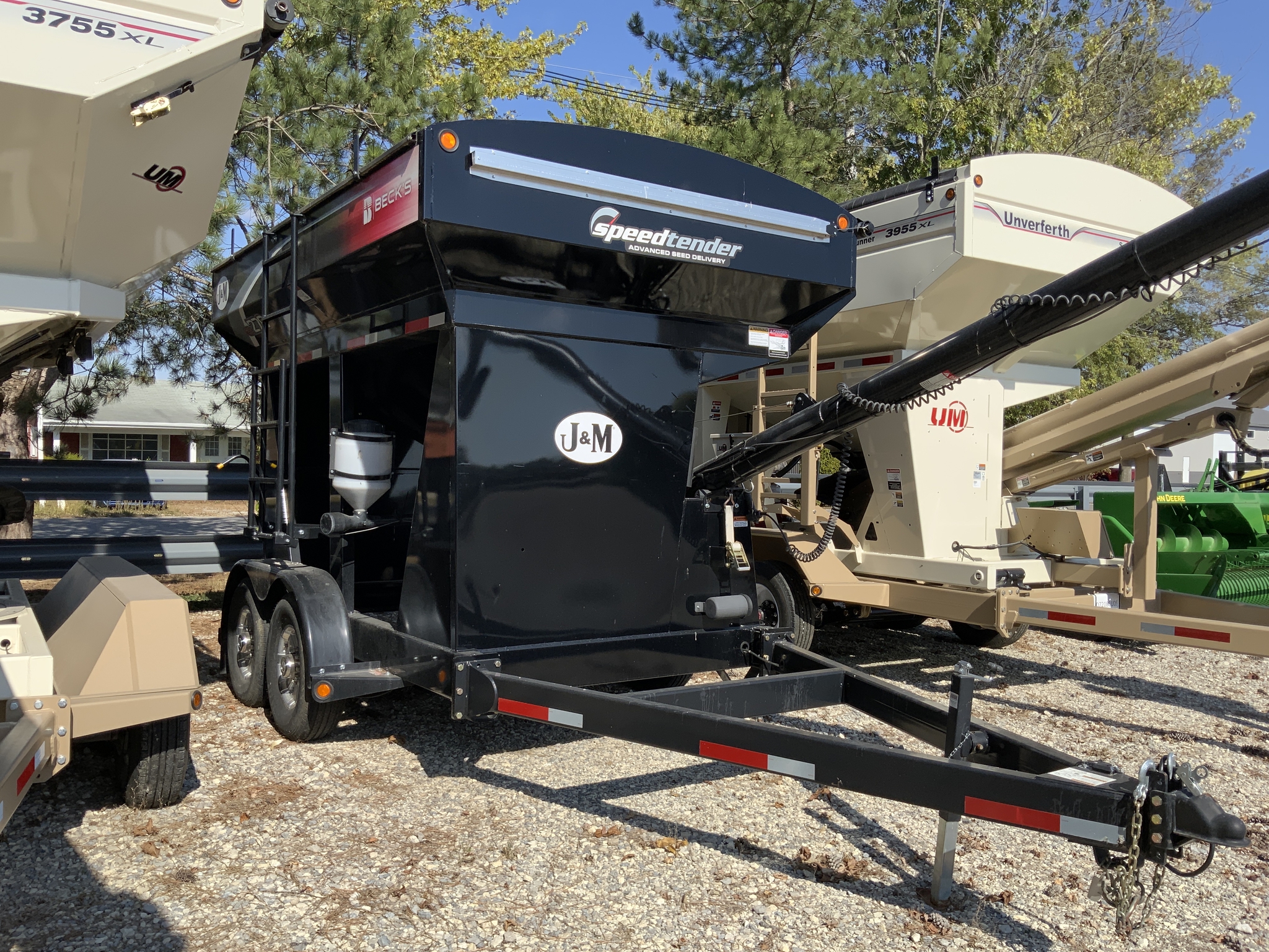 2019 J&M EC270 Image 3