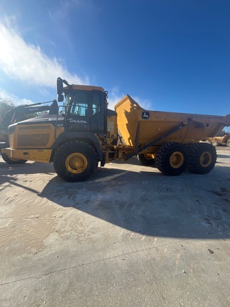 Photo of a 2023 John Deere 260 P