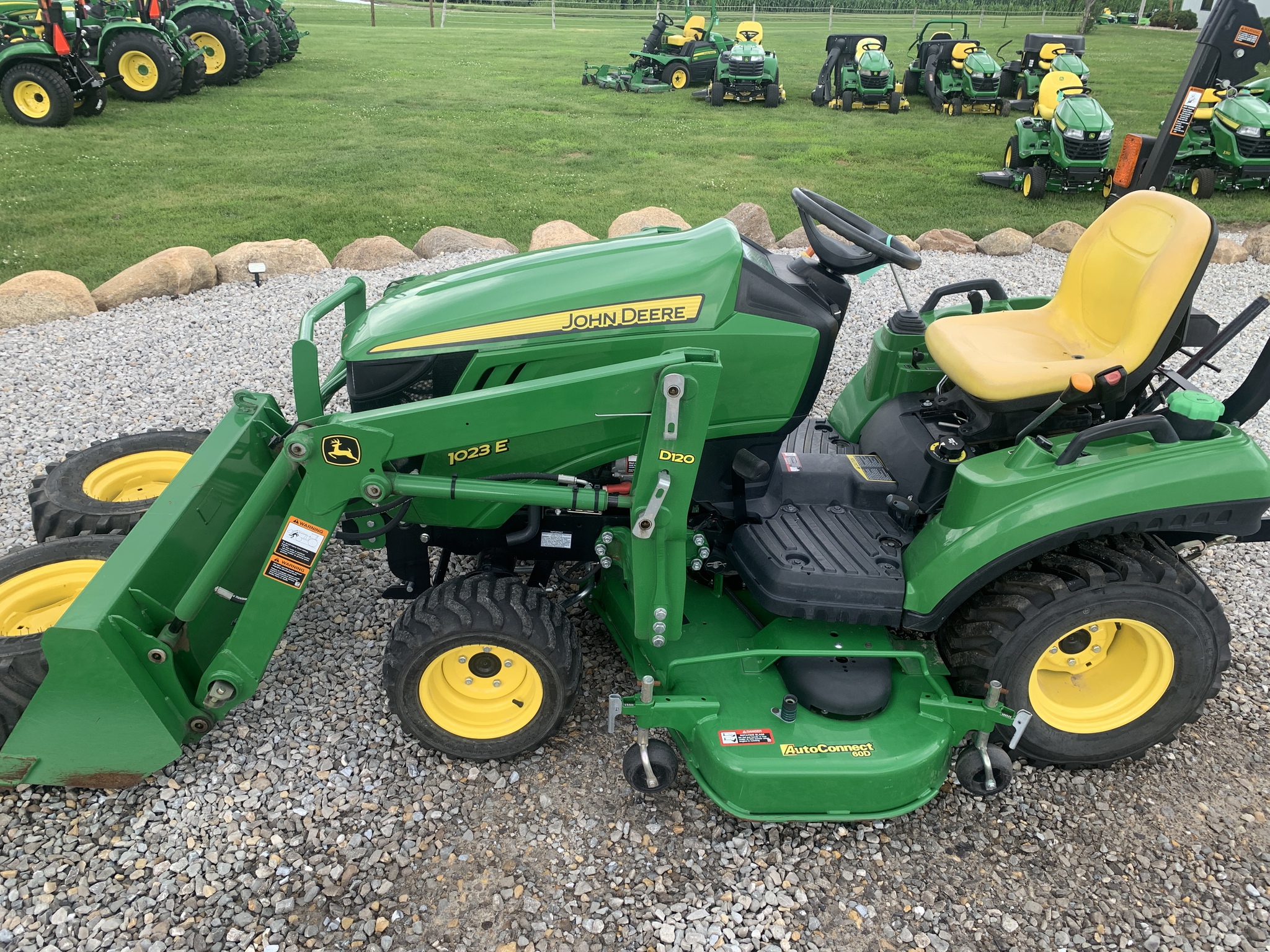 2015 John Deere 1023E Image 2