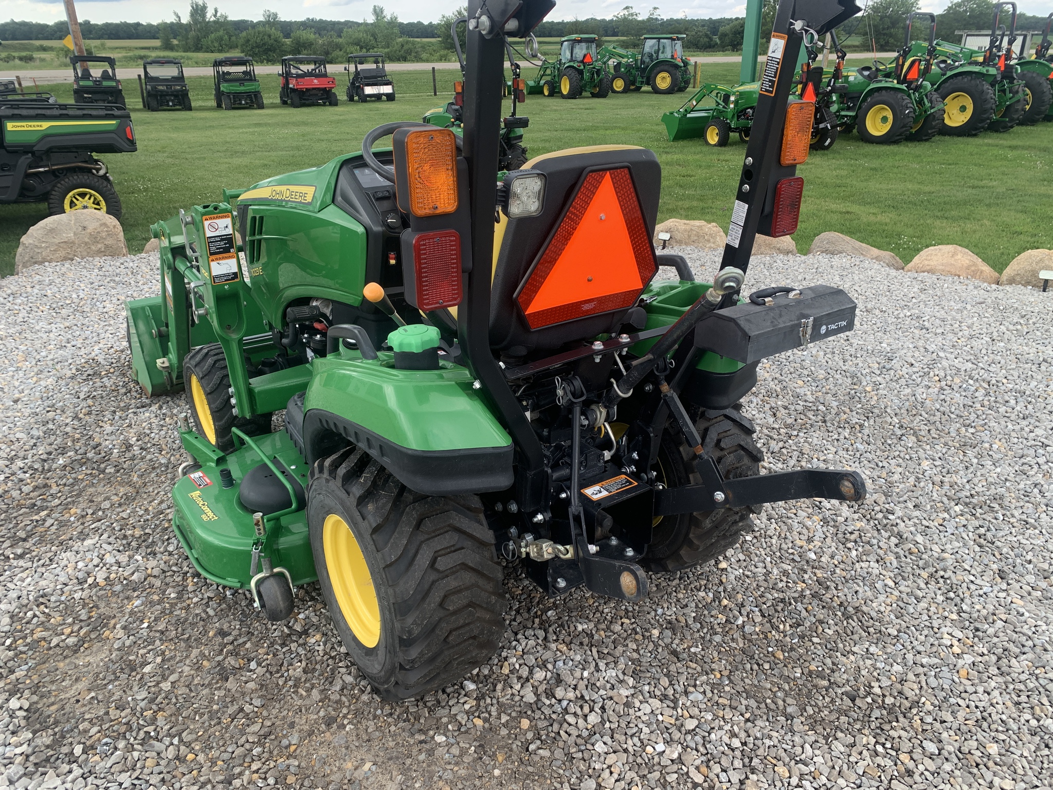 2015 John Deere 1023E Image 3