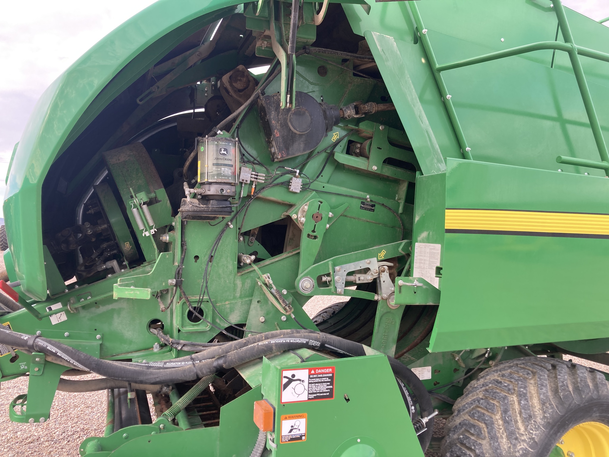 2021 John Deere L341 Image 16