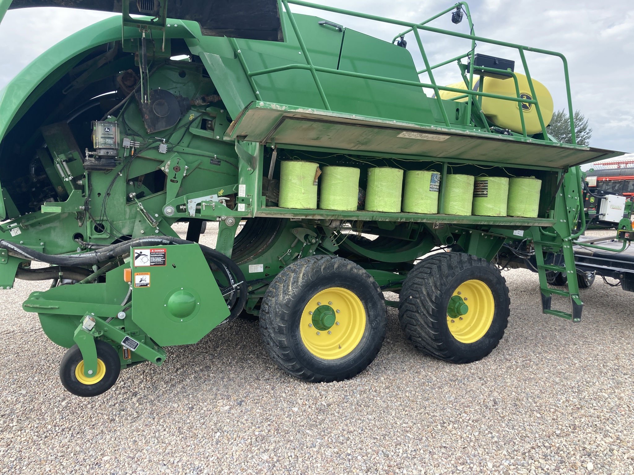 2021 John Deere L341 Image 12