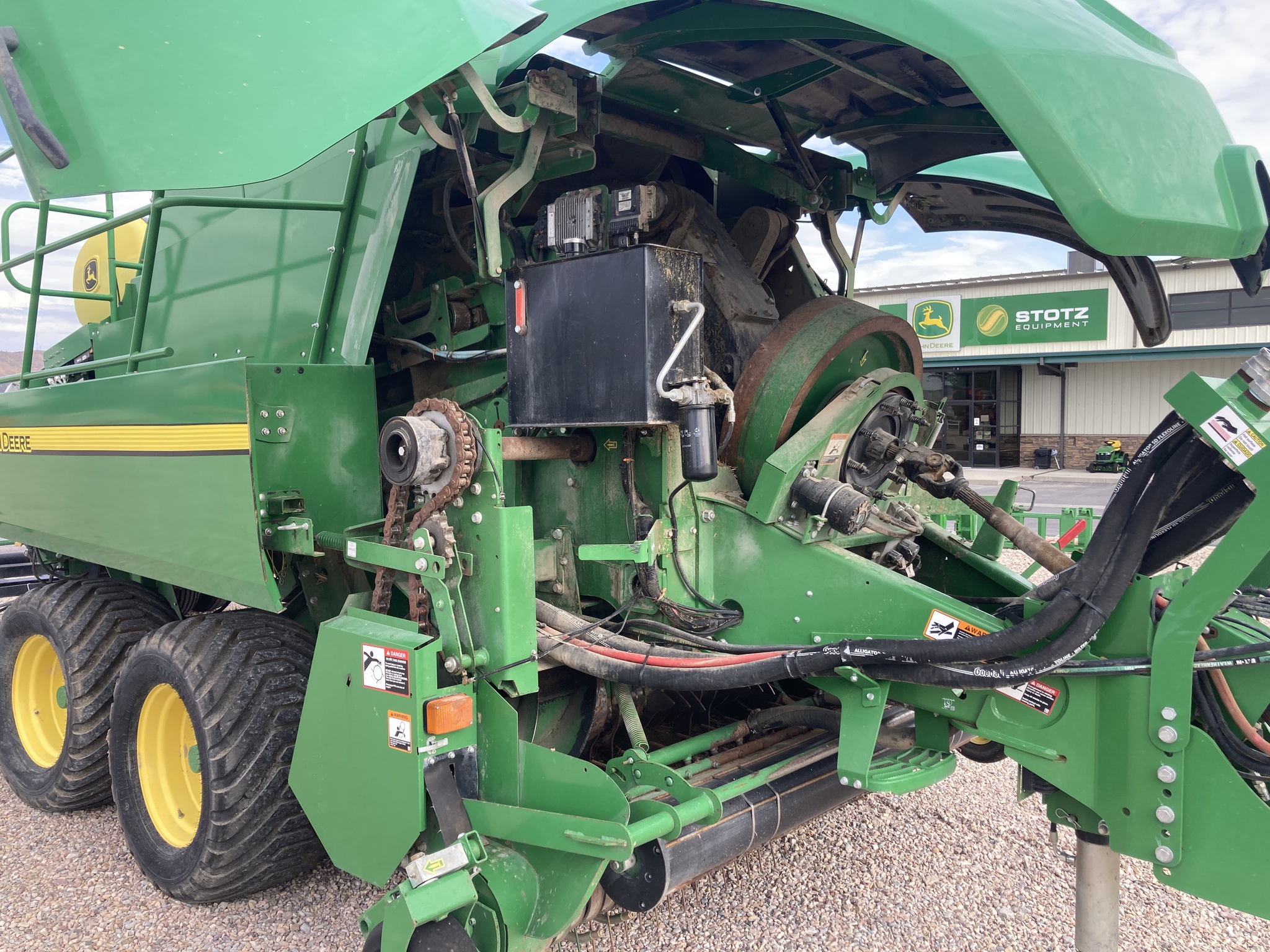 2021 John Deere L341 Image 17