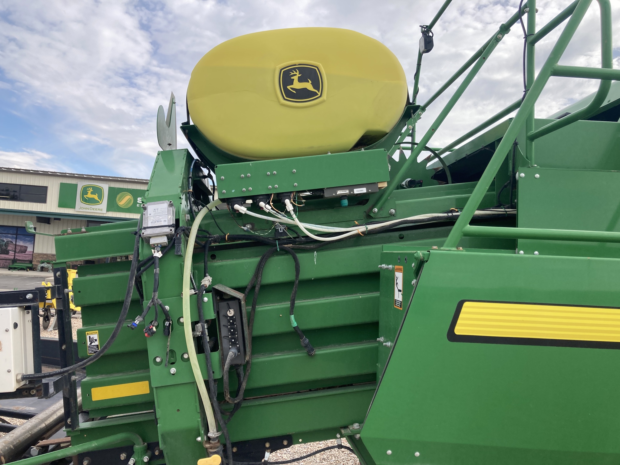 2021 John Deere L341 Image 18