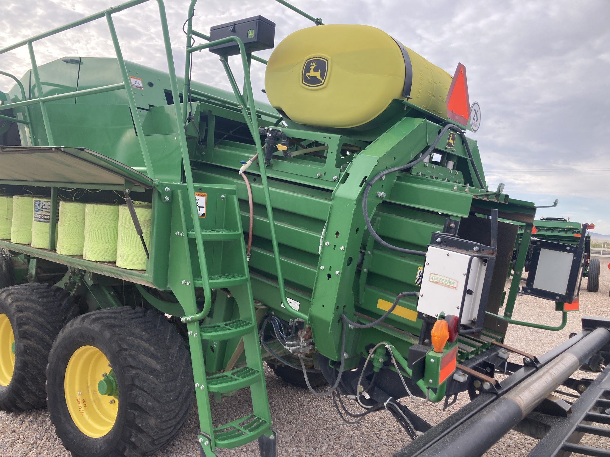 2021 John Deere L341 Image 21