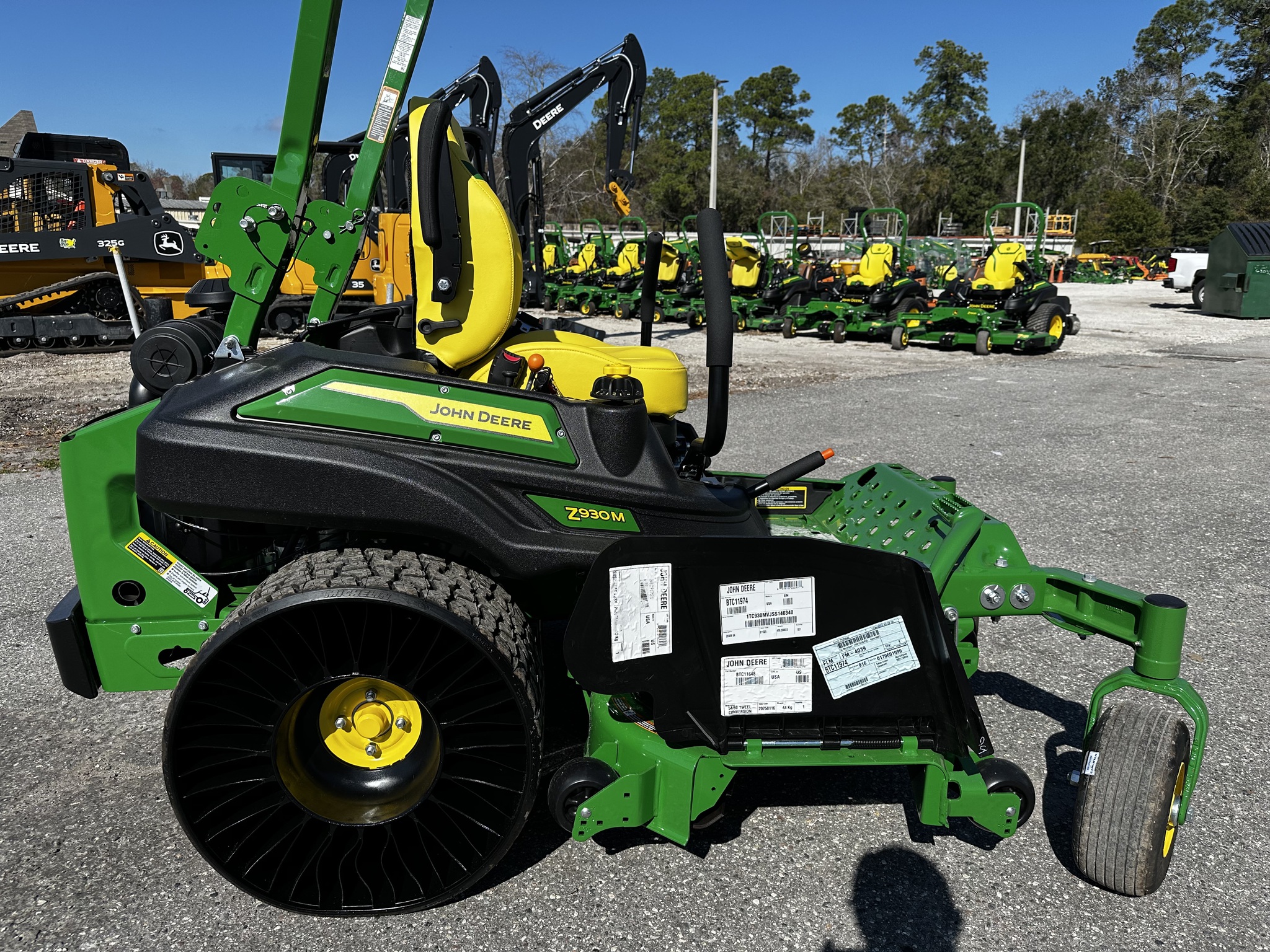 2025 John Deere Z930M Image 4