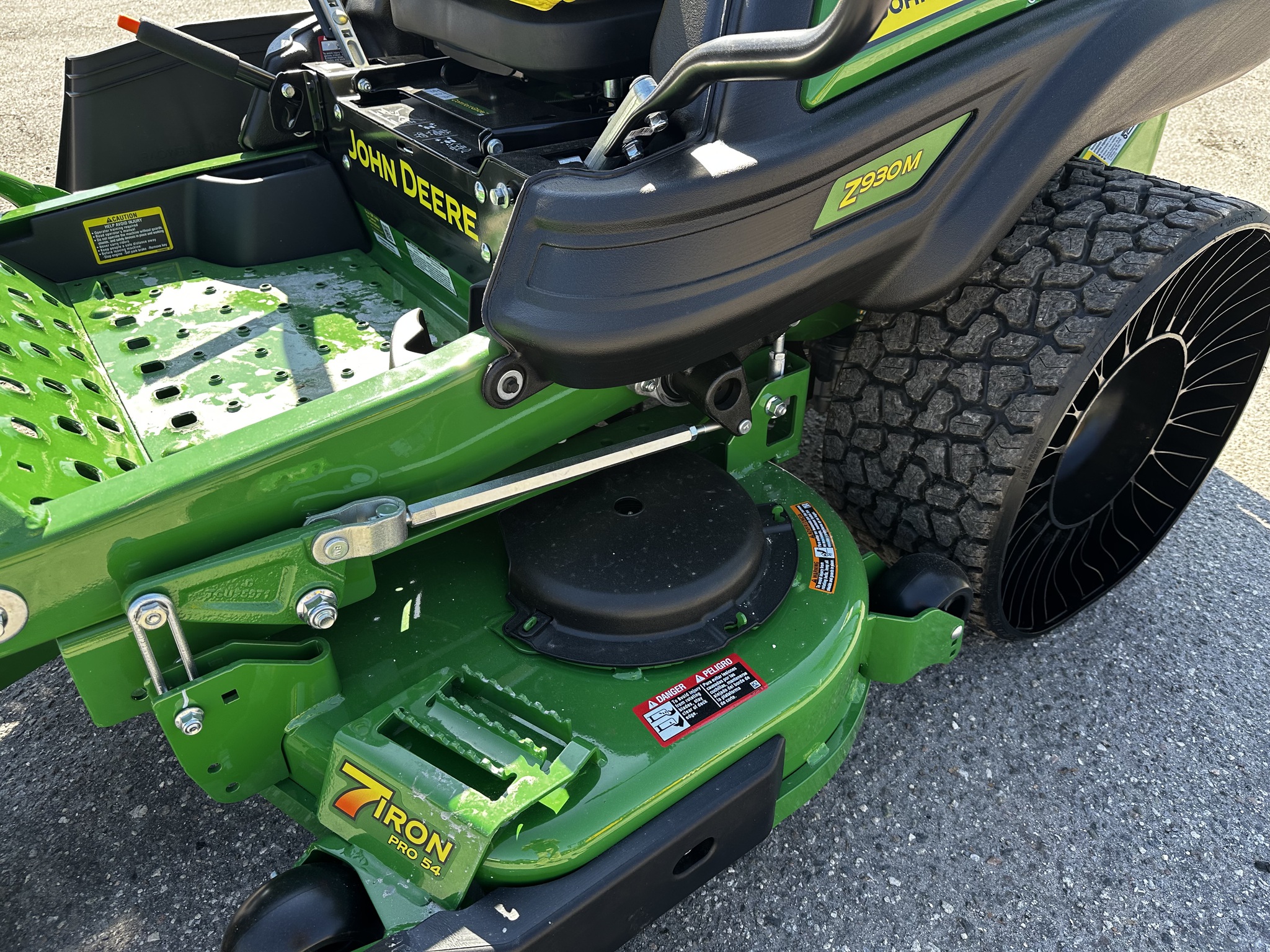 2025 John Deere Z930M Image 8