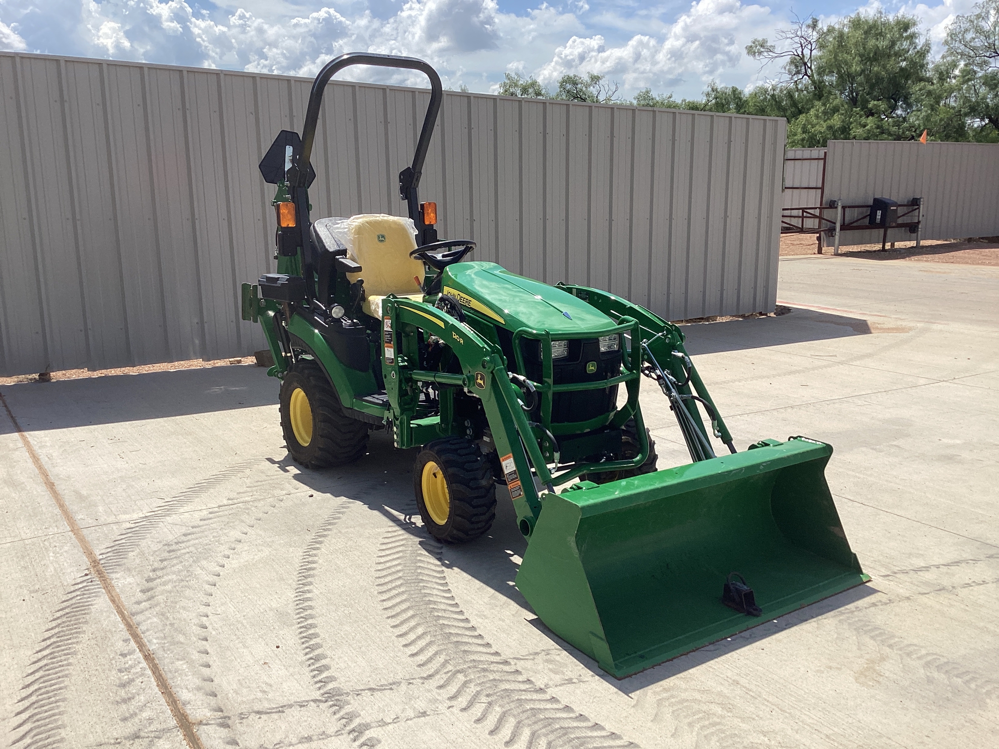 2024 John Deere 1025R Image 7