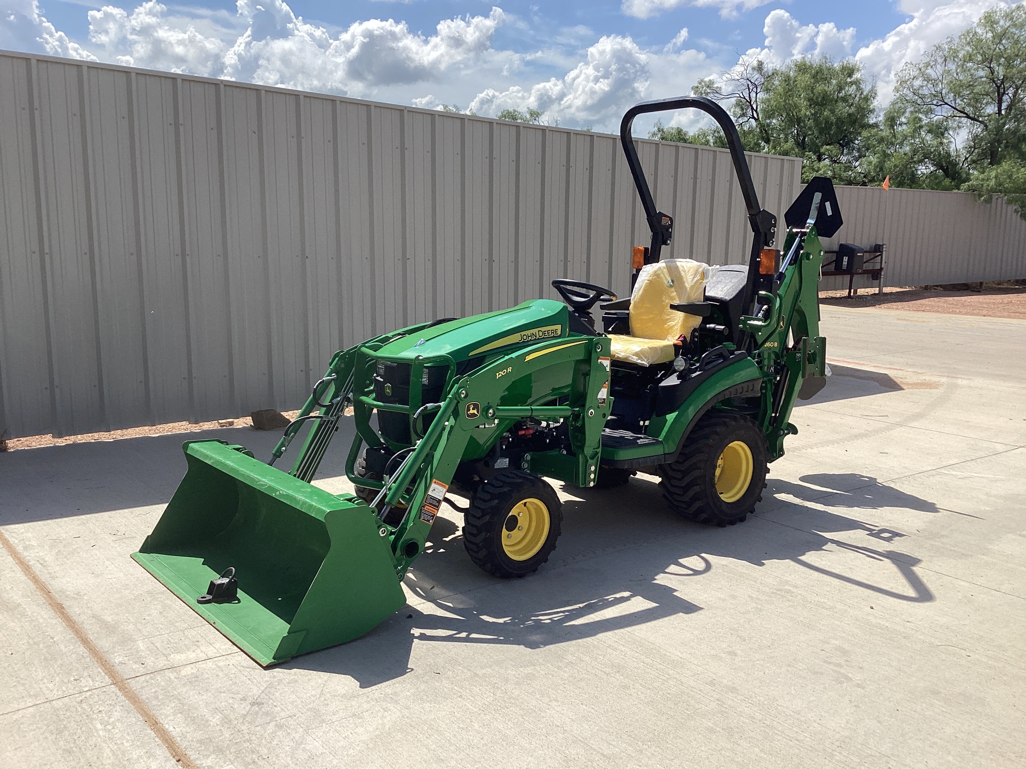 2024 John Deere 1025R Image 2