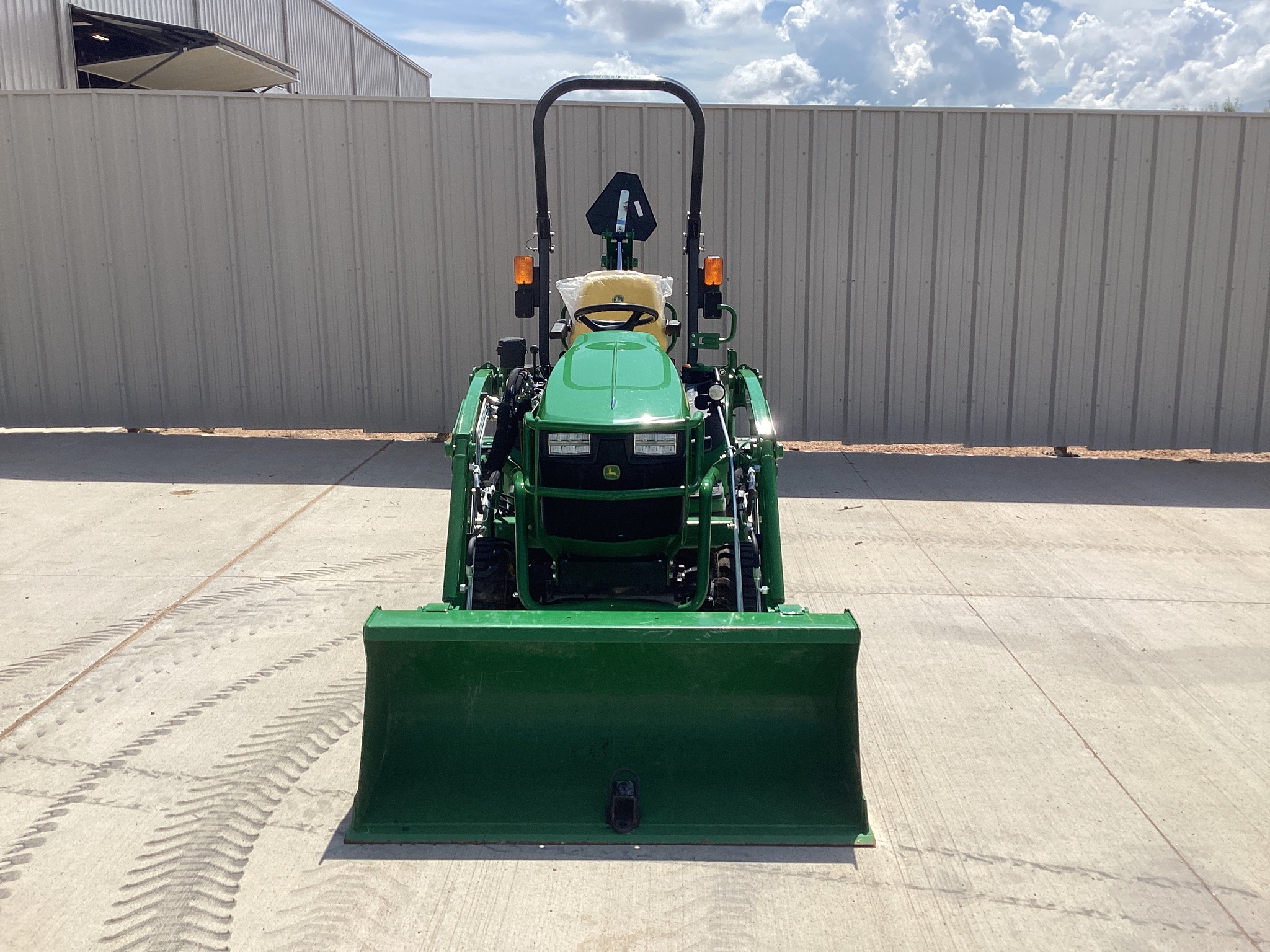 2024 John Deere 1025R Image 8