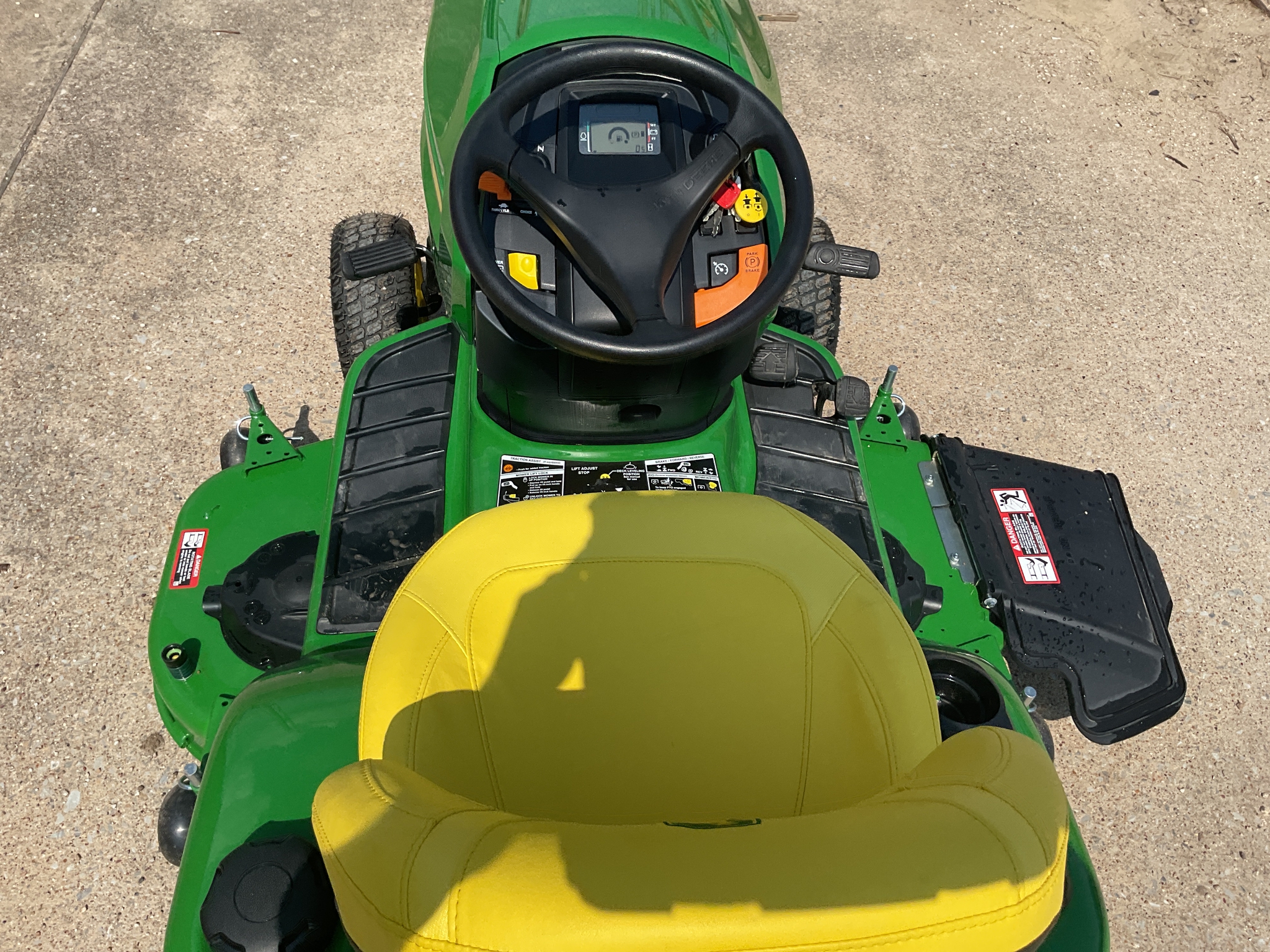 2024 John Deere X380 Image 6