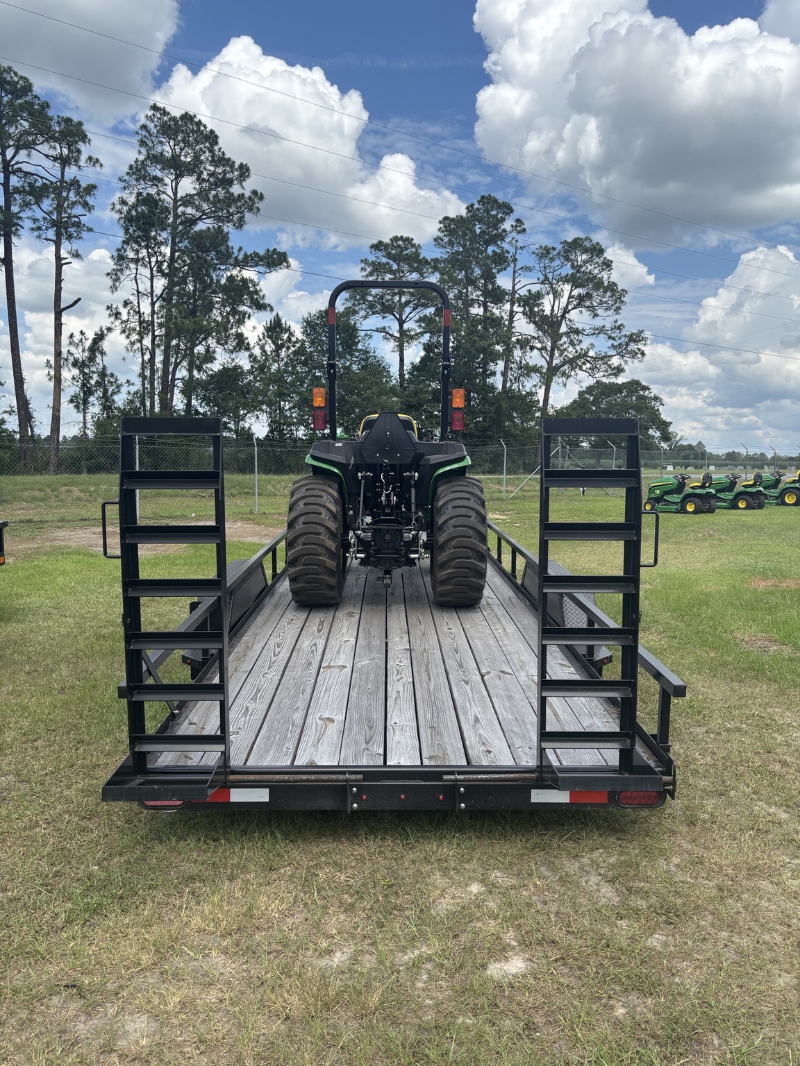 2025 John Deere 3025E Image 3