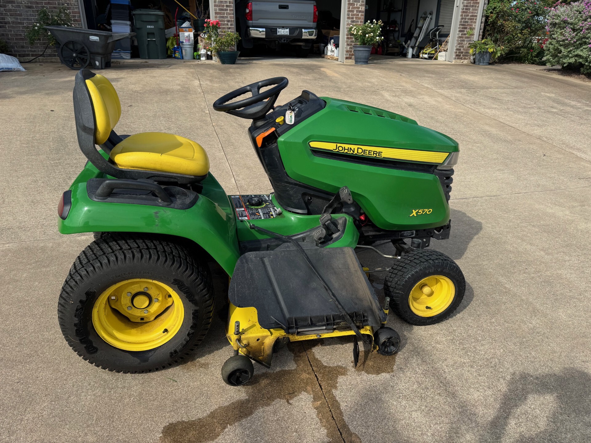 2019 John Deere X570 Image 4