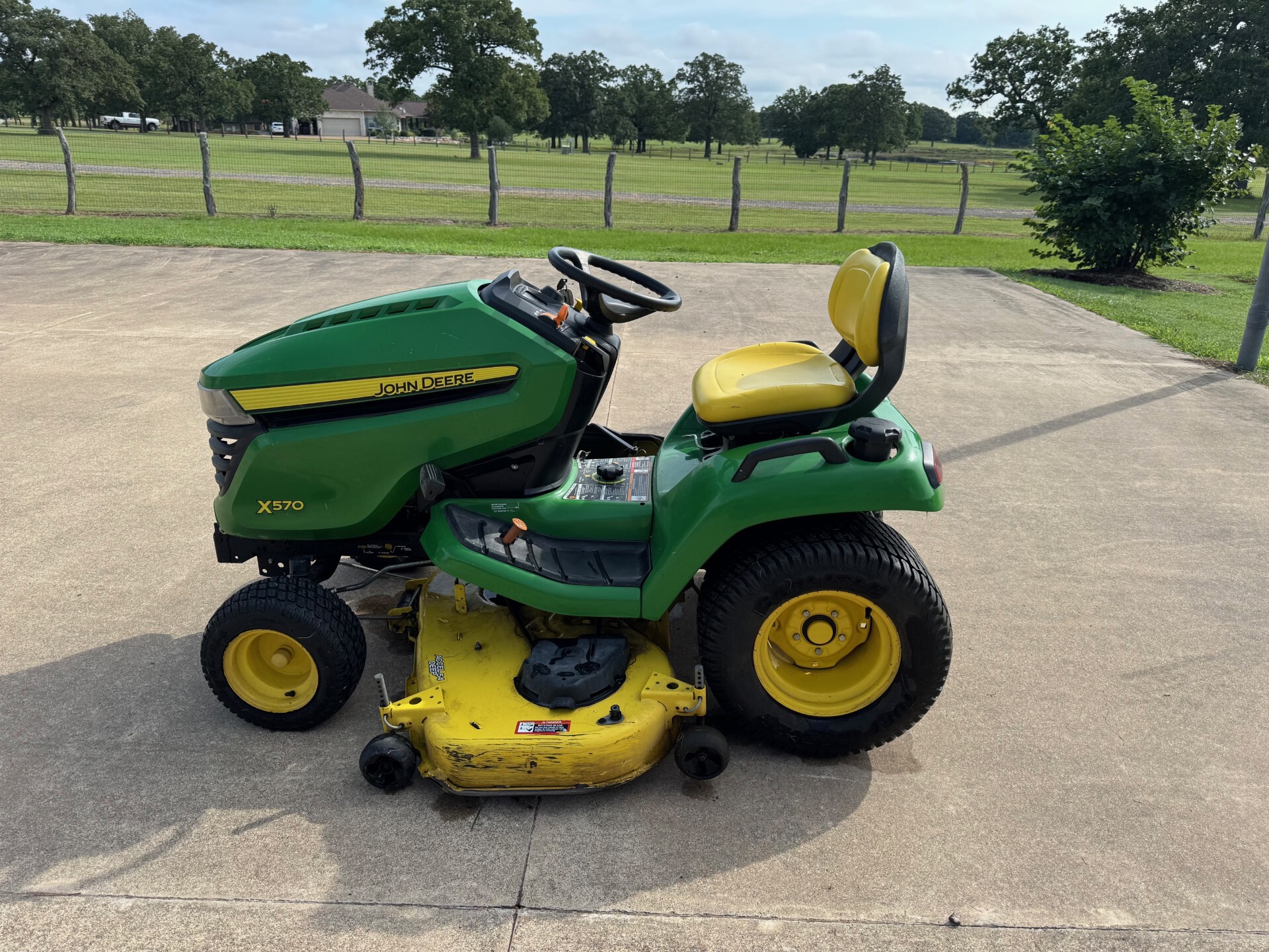 2019 John Deere X570 Image 1