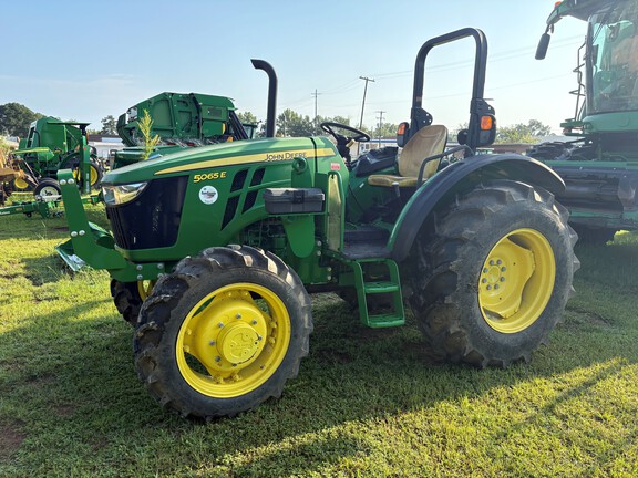 2021 John Deere 5065E Photo 2