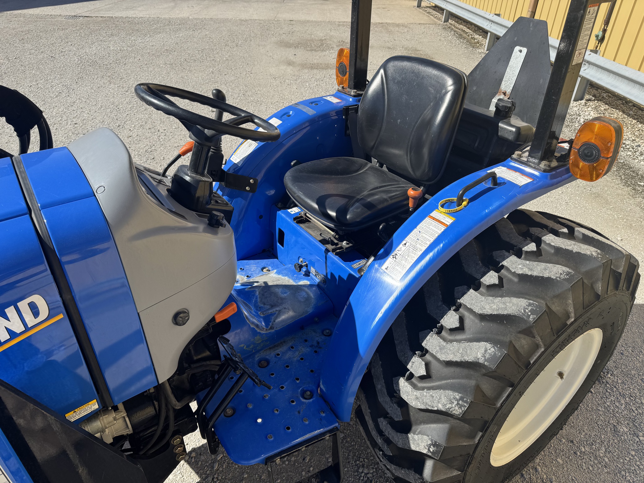 2017 New Holland Workmaster 40 Image 9