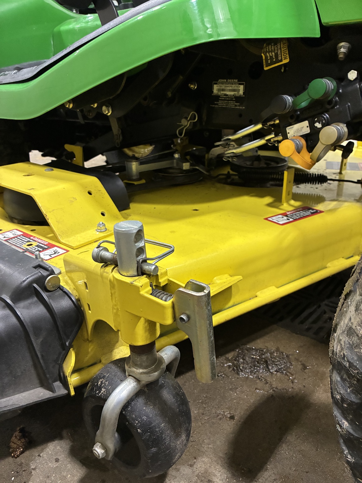 2013 John Deere X738 Image 5